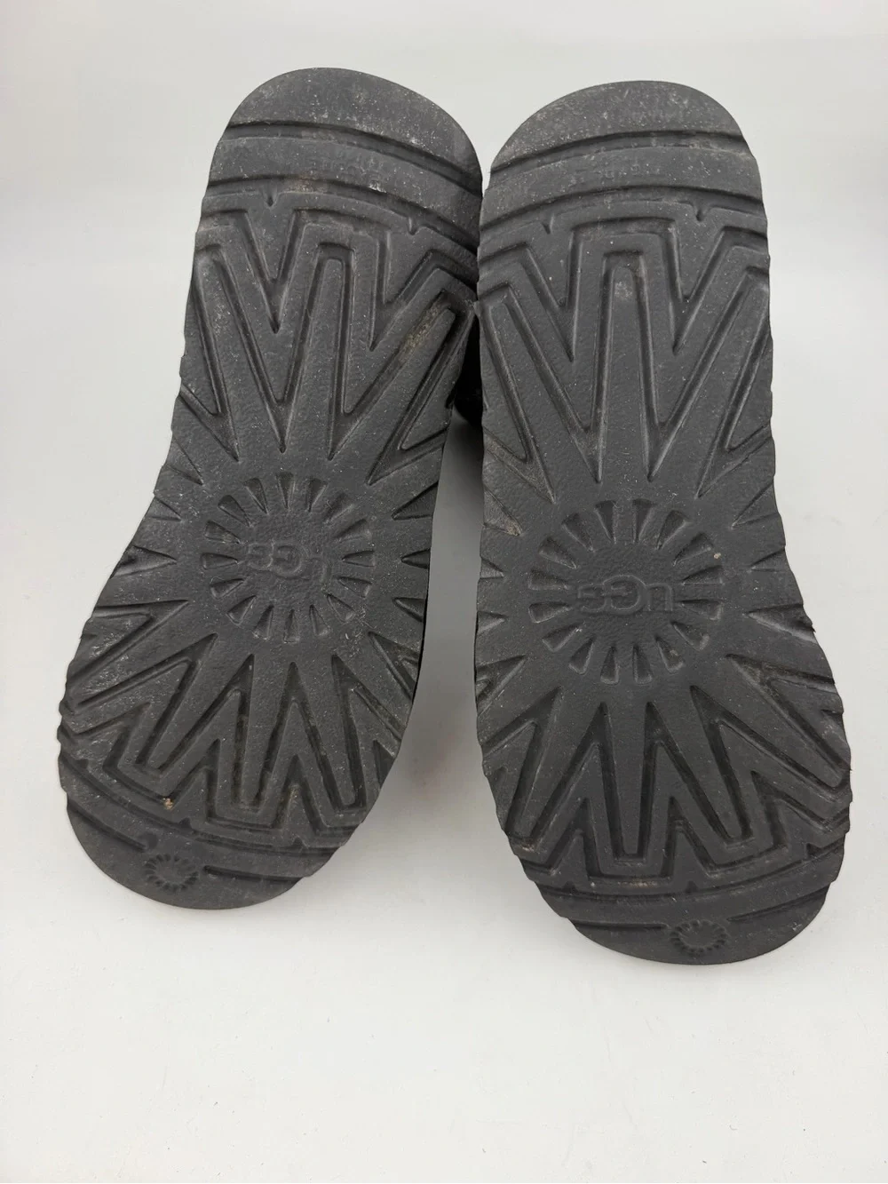 Ugg Women’s Classic Short II -SZ 6- Black Sheepskin Winter Comfort Boots